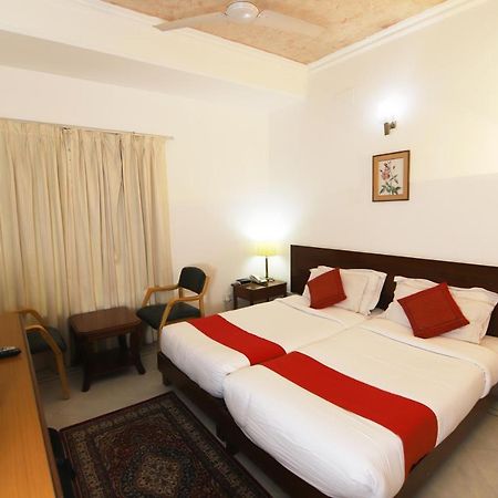 Hotel Palm Greens Нью-Дели Экстерьер фото