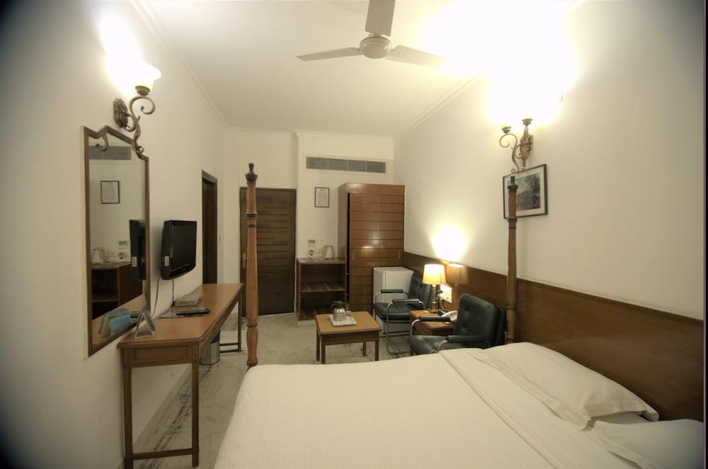 Hotel Palm Greens Нью-Дели Экстерьер фото